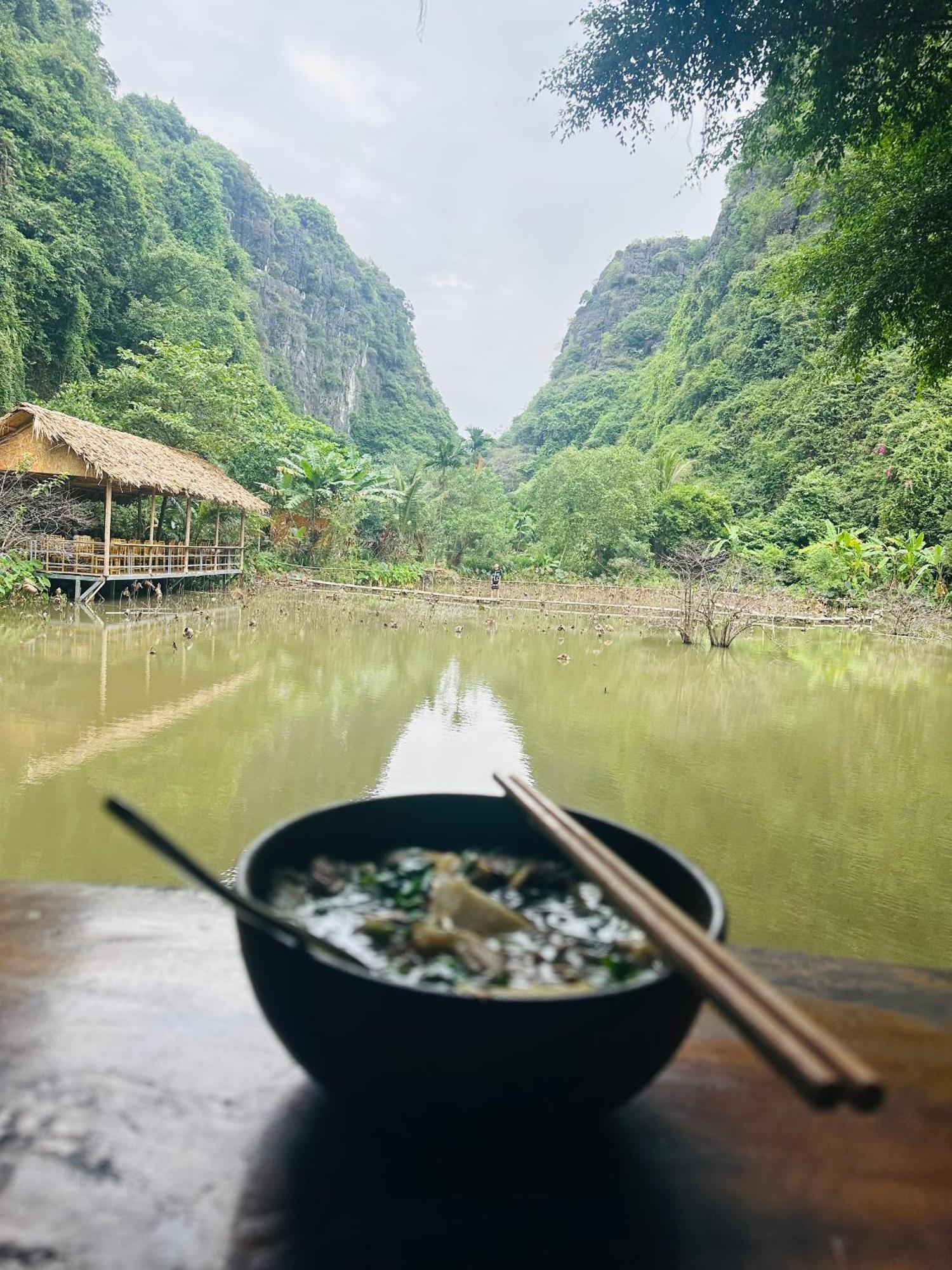 Thung Sen Tam Coc Ninh Binh